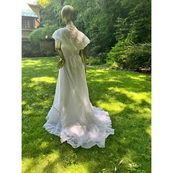 Vintage 1970’s Wedding Gown, size small - Picture 3 of 12
